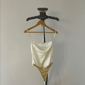 Weworewhat STRAPPY STRETCH CHARMEUSE BODYSUIT silky cami - champagne cream taupe
